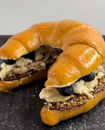 Kinder Bueno trifft Raffaelo Croissant Sandwich