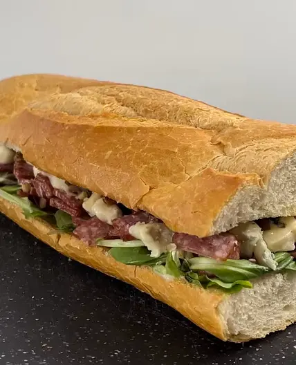 Süß-salziges Gorgonzola Würstchen Sandwich