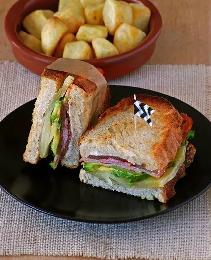 Sándwich de aguacate y quesos con bacon de pavo