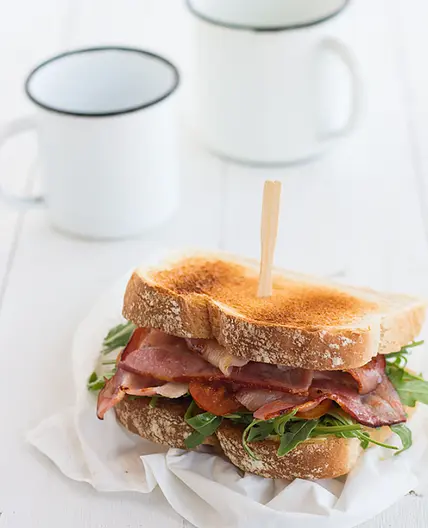 Sandwich de rúcula y bacón