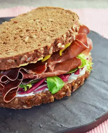 Bocadillo de jamón y piparras