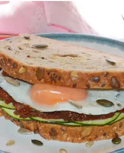 Sándwich de huevo, calabacín y tomate seco en aceite