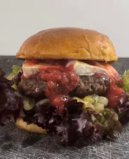 Herzhaft-süßer Camembert Burger