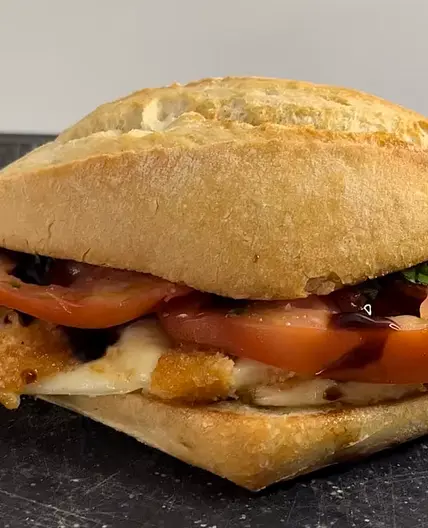 Frittiertes Tomaten Mozzarella Sandwich
