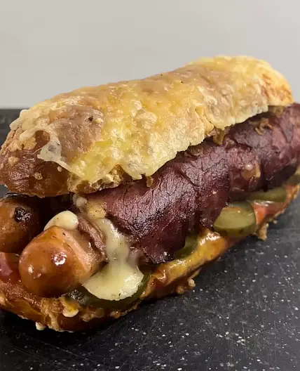 Käsiges Würstchen Pastrami Sandwich
