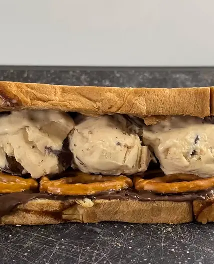 Knuspriges Schokoladen Erdnussbutter Sandwich
