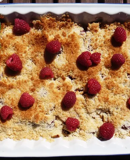 Pear Crumble with raspberries, ginger and pistaccio