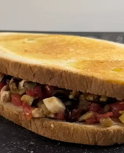 Riesiges Auberginen Bruschetta Sandwich