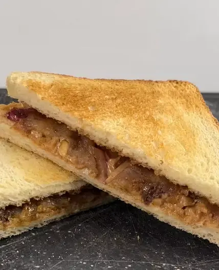 Herbstliches Erdnussbutter Sandwich