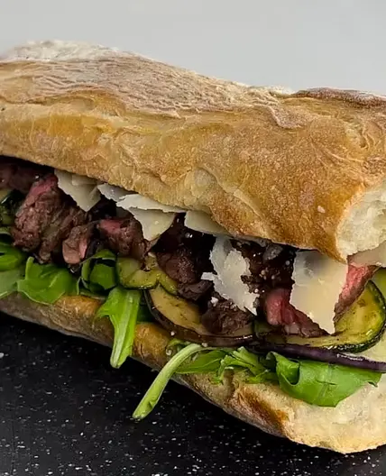 Steak und Grillgemüse Sandwich