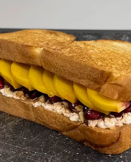 Fruchtig herbstliches Frühstückssandwich
