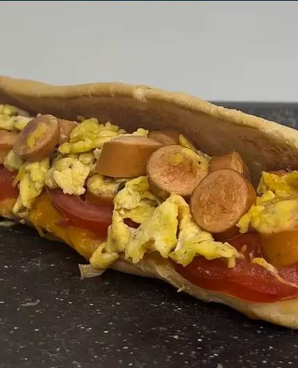 Würstchen-Ei Frühstückssandwich