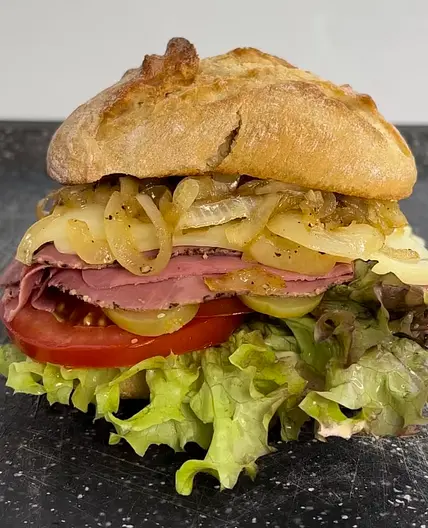 Saftiges Pastrami Sandwich