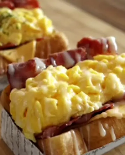 Huevos suaves sobre tostadas con salsa