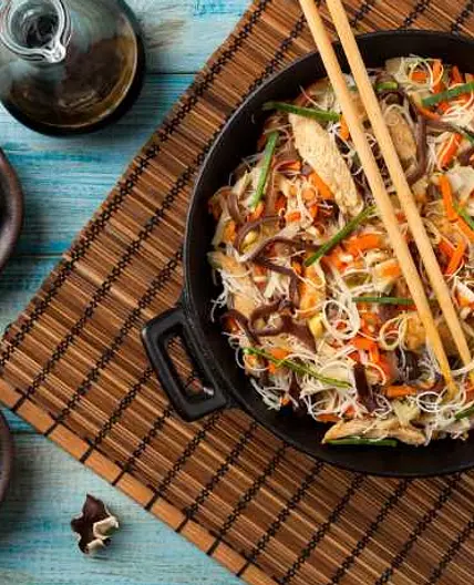 STIR FRY NOODLES WITH CHICKEN
