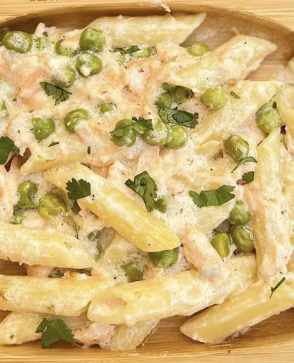Creamy salmon pasta