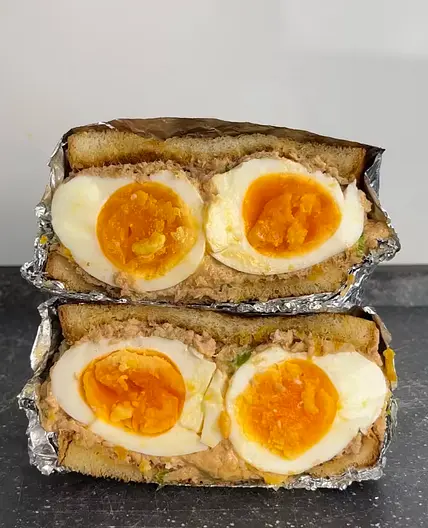 Scharfes Thunfisch Ei Sandwich