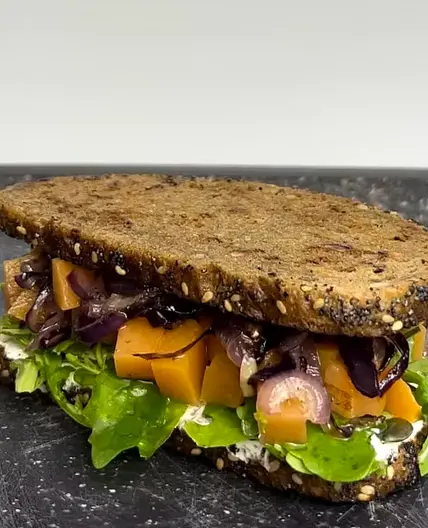 Kürbis karamellisierte Zwiebeln Sandwich
