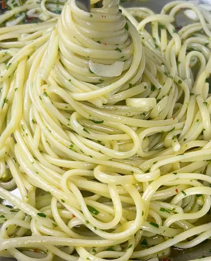 Aglio e olio (pasta with garlic and oil sauce) 🤤