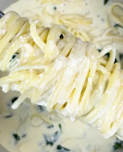 Spinach Alfredo linguine 🌱