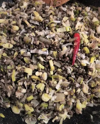 Leek and lentil skillet