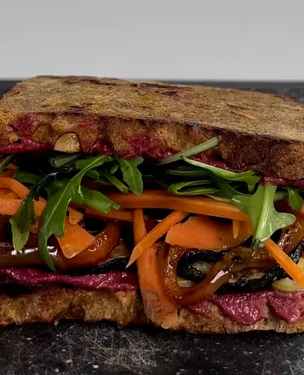Mediterranes Hummus Gemüse Sandwich