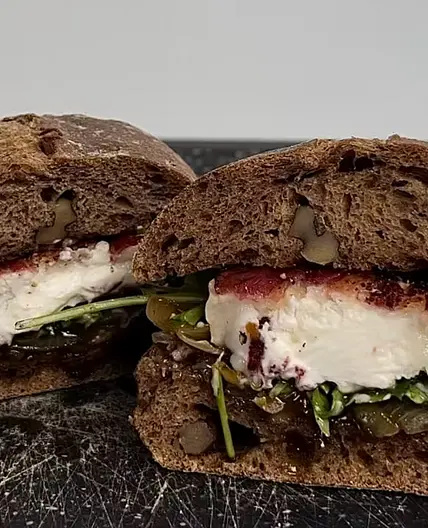 Süß und herzhaftes Ziegenkäse Sandwich