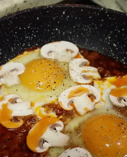 Sun-Dried Tomato Pesto Eggs