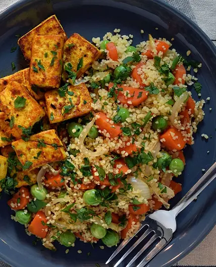 Tofu marinado a la mostaza con cuscús de verduras