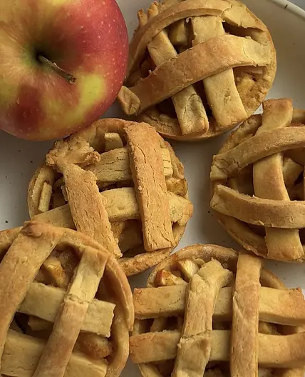 Proteinreiche & vegane Mini-Apfelkuchen