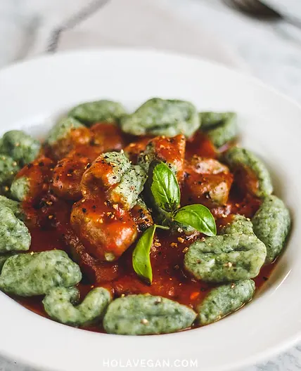 ñoquis verdes con salsa boloñesa vegetariana