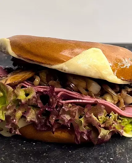 Käsiges Schinken Champignons Bagel