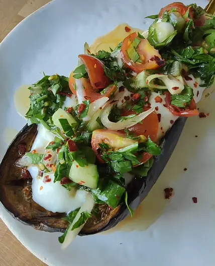 Aubergines, sauce vierge et crudités