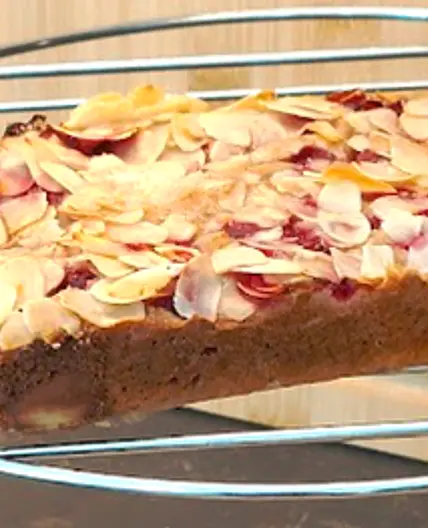Glutenvrij ontbijtbrood (franchipane cake) met (zacht) seizoensfruit & tofu