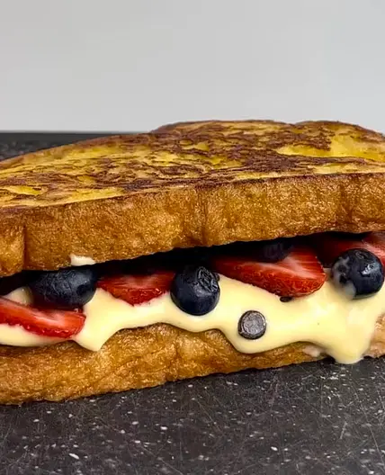Fruchtiges Vanille French Toast Sandwich