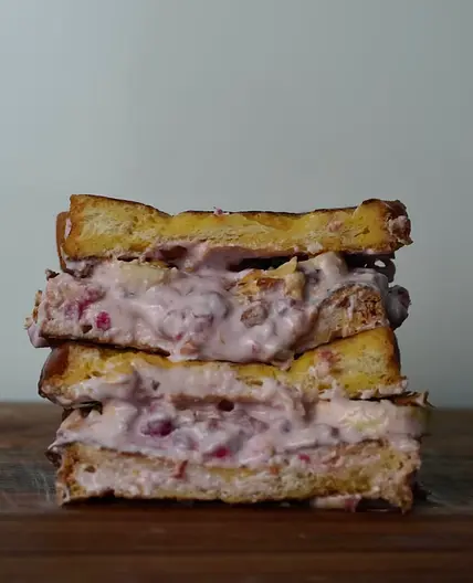 Cremiges Himbeere French Toast Sandwich