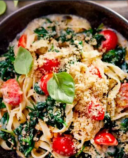 Tagliatelle mit Tomaten, Ziegenkäse und Walnuss-Parmesan (Thermo