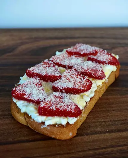 Sommerlicher Erdbeertoast
