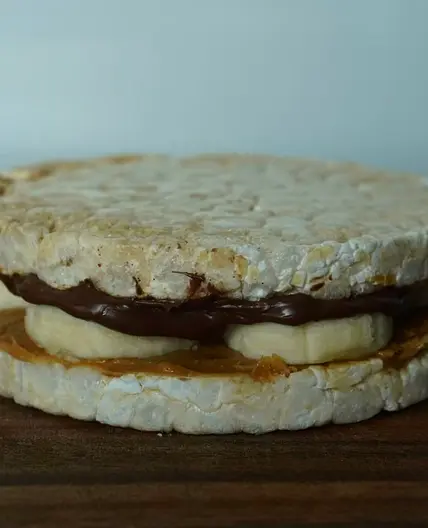 Erdnubutter-Schokoladen Reiswaffel Sandwich