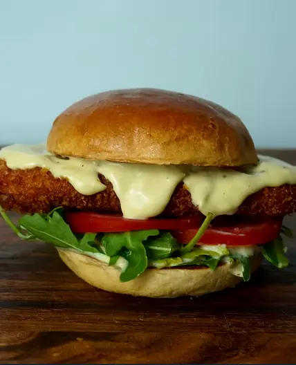 Knuspriger Hähnchen Parmesan Burger