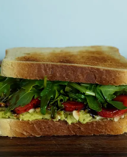 Avocado-Erdbeer Sandwich