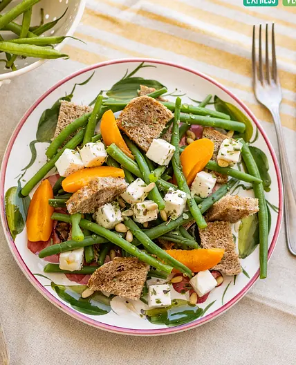 Panzanella aux haricots, abricots rôtis et feta grillée au miel