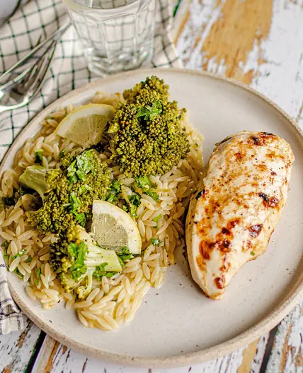 Filet de poulet en persillade, brocoli et orzo au citron