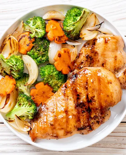 Blanc de poulet grillé et légumes rôtis