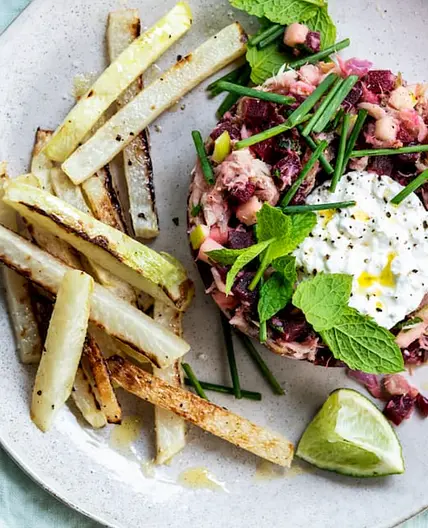 Mackerel tartare with vegetable fries, apple and beetroot