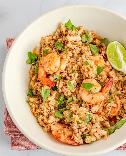 KETO. Arroz de coliflor con langostinos