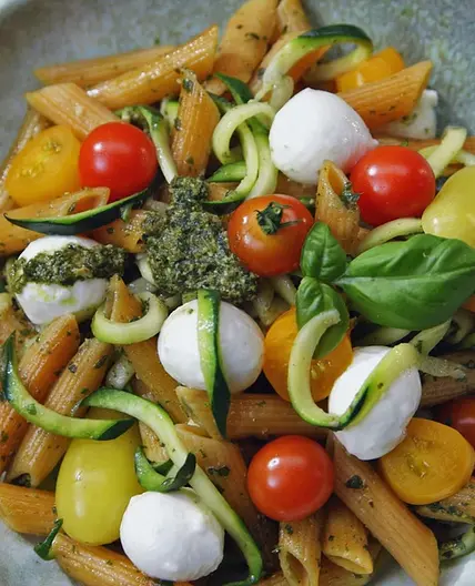 Kichererbsen-Pasta mit Zucchini, Tomaten und Mozzarella