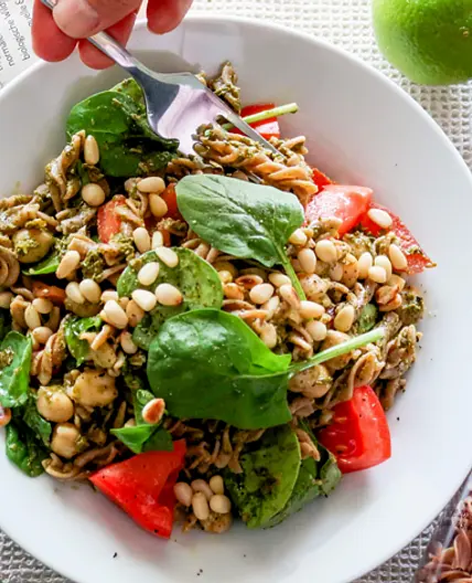 Proteinreicher Pastasalat