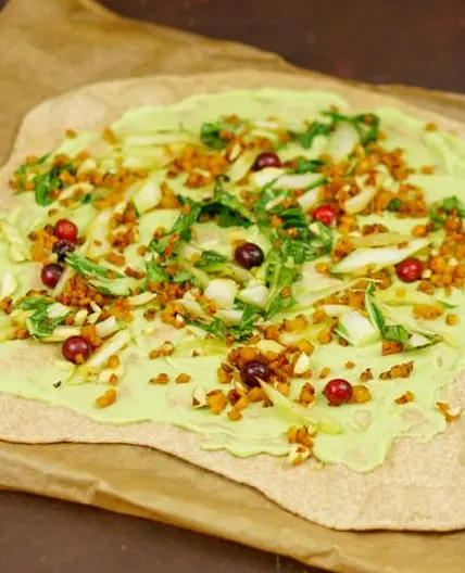 Basischer Flammkuchen mit Kürbis, Mangold, Mandeln & Cranberries