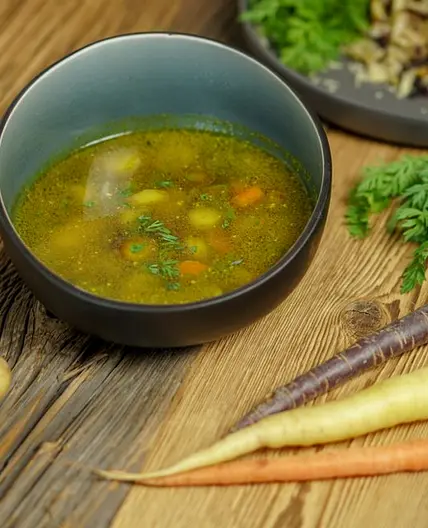 Bunte basische Karottensuppe